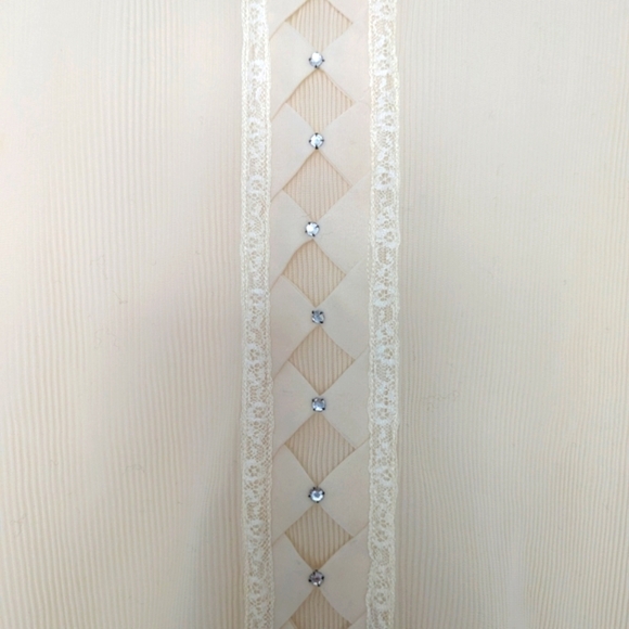 Women's Sheer Ribbed Sleeveless Blouse With Beautiful Dainty Accents - Picture 3 of 7